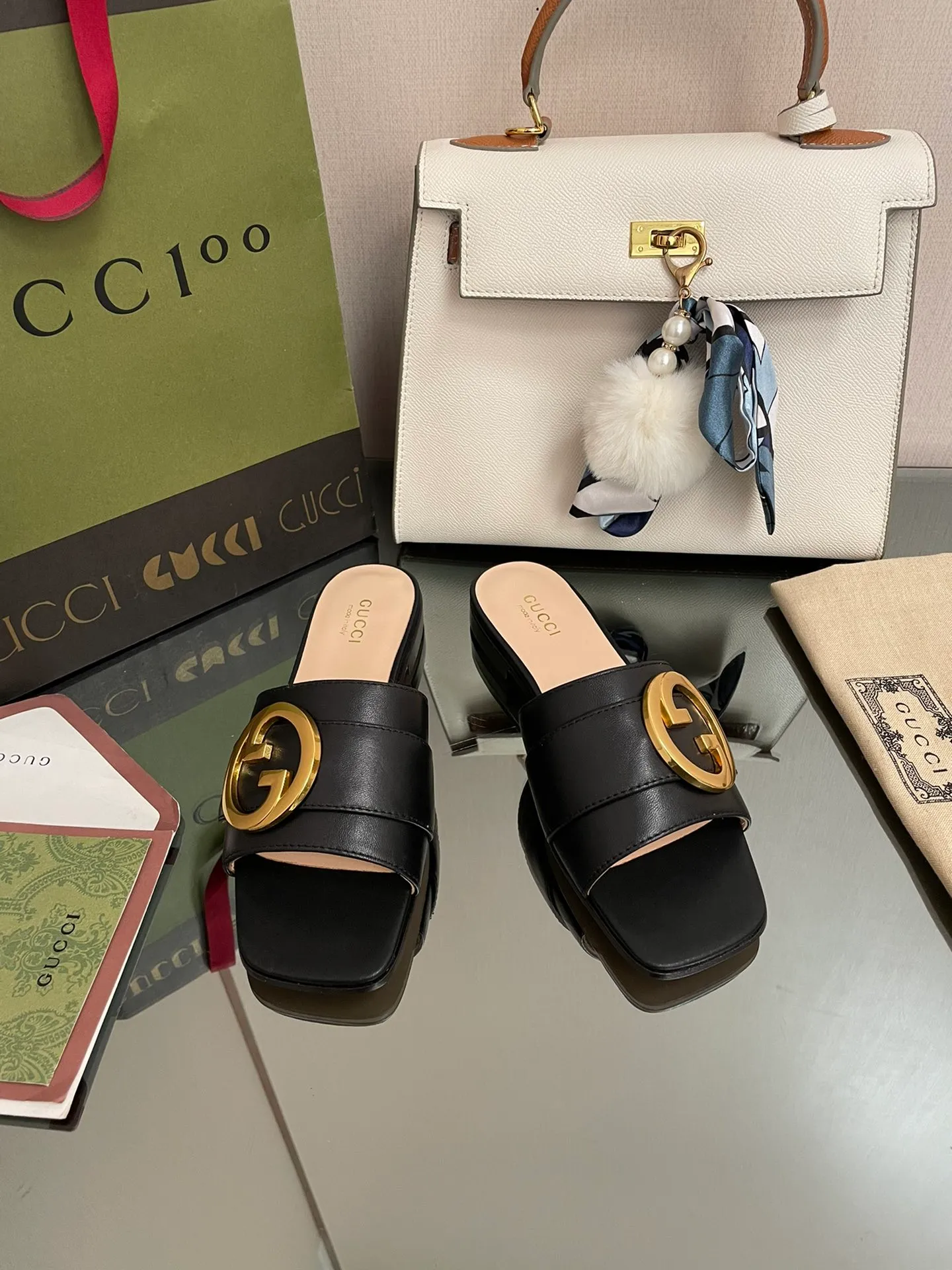 👟👟Ex-factory price 440👟👟 GuCCl high-end boutique 2024 round interlocking double GG new sandals, original and original quality! Every detail has been carefully crafted and can be compared with ZG, the quality is the same!  Fabric: Original customized waxed leather Hardware: Dongguan Dachang mold-opening hardware round interlocking double G buckle Lining/foot pads: High-end custom sheepskin lining Heel height: 1.0CM Outsole: Italian genuine leather sole Size: 35-41 (40 41 customized, non-returnable) Original high-end packaging!  The GucCi Blondie series made its debut in Los Angeles during the "Gucci March of Love" series of fashion shows, showing its outstanding charm on the star-studded Hollywood Walk of Fame. The new series echoes the style shown in the recent series, blending retro aesthetics and modern fashion to integrate different eras! The monogram pattern of the brand founder comes from the archive design of the 1970s, vividly interpreting this mid-heeled shoe💋👏 ●Circular interlocking Double G details. Flat heel ●1.0 cm heel height ●Italian creation Green full set of high-end original packaging